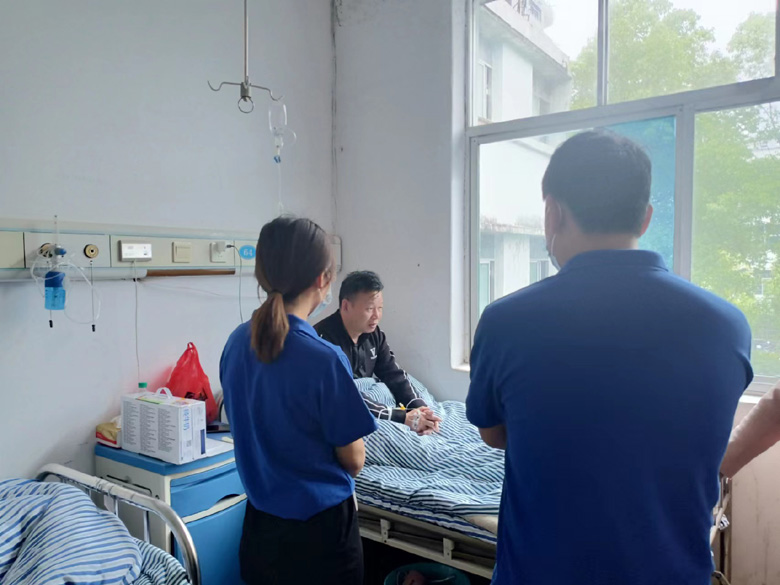 探望員工送真情，殷切關(guān)懷暖人心——昂仕科技慰問受傷員工！(圖2)