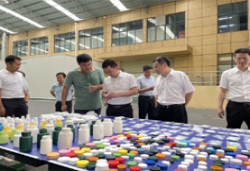 董事長李文剛為江西省撫州市委書記講解公司產(chǎn)品 品類及特點(diǎn)